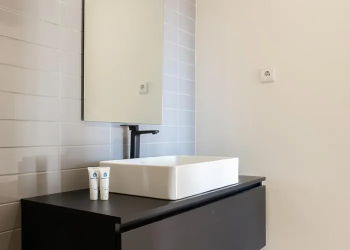 Διαμέρισμα Bright & Spacious Retreat With Balcony By Hostwise Πόρτο