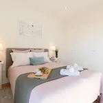 Bright & Spacious Retreat With Balcony By Hostwise Appartement