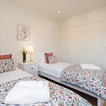 Bright & Spacious Retreat With Balcony By Hostwise Oporto