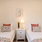 Bright & Spacious Retreat With Balcony By Hostwise Oporto