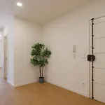 Appartement Bright & Spacious Retreat With Balcony By Hostwise *