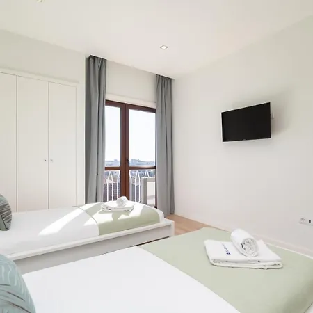 Host Wise - Bright & Spacious Retreat With Balcony