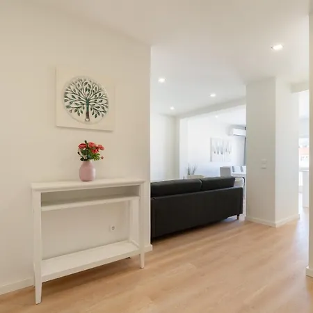 Host Wise - Bright & Spacious Retreat With Balcony Apartment