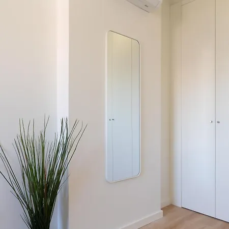 Host Wise - Bright & Spacious Retreat With Balcony Apartment *