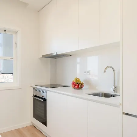 Apartment Bright & Spacious Retreat With Balcony By Hostwise *