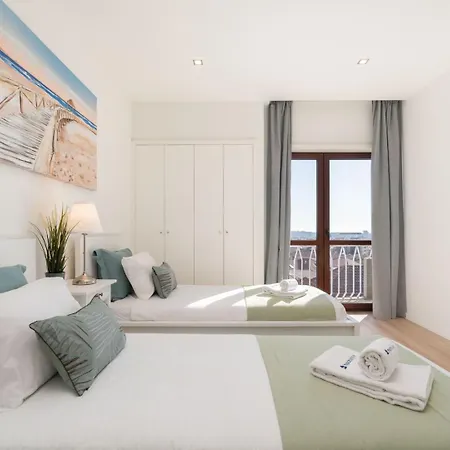 Bright & Spacious Retreat With Balcony By Hostwise *