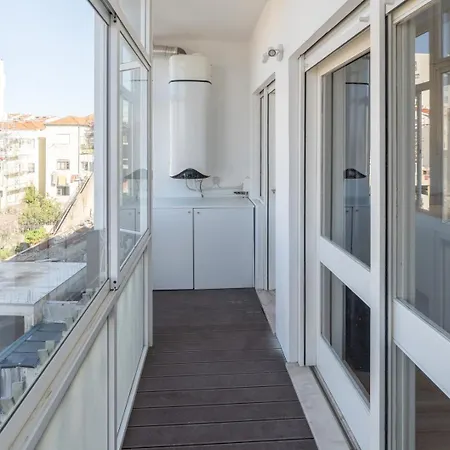 Hostwise - Bright & Spacious Retreat With Balcony