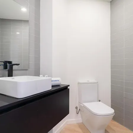 Apartment Hostwise - Bright & Spacious Retreat With Balcony