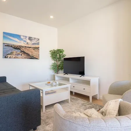 Host Wise - Bright & Spacious Retreat With Balcony Apartment *