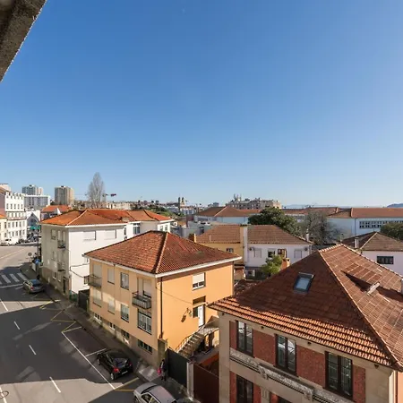 Host Wise - Bright & Spacious Retreat With Balcony