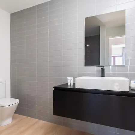 Hostwise - Bright & Spacious Retreat With Balcony Apartamento