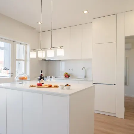 Apartment Host Wise - Bright & Spacious Retreat With Balcony