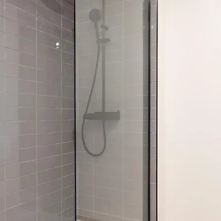 Apartamento Hostwise - Bright & Spacious Retreat With Balcony *