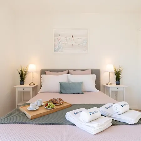 Host Wise - Bright & Spacious Retreat With Balcony *