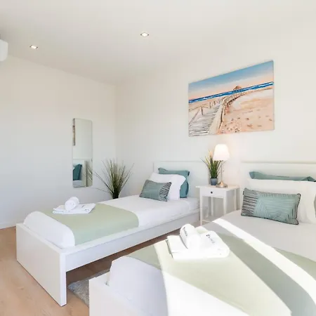 Host Wise - Bright & Spacious Retreat With Balcony