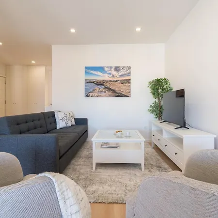 Host Wise - Bright & Spacious Retreat With Balcony Apartment
