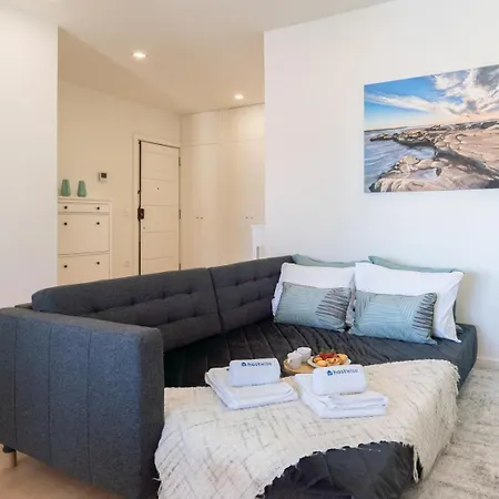 Apartment Host Wise - Bright & Spacious Retreat With Balcony