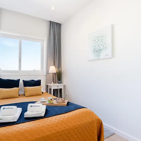 Apartamento Hostwise - Bright & Spacious Retreat With Balcony *