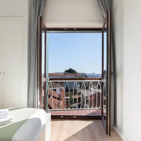 Host Wise - Bright & Spacious Retreat With Balcony *