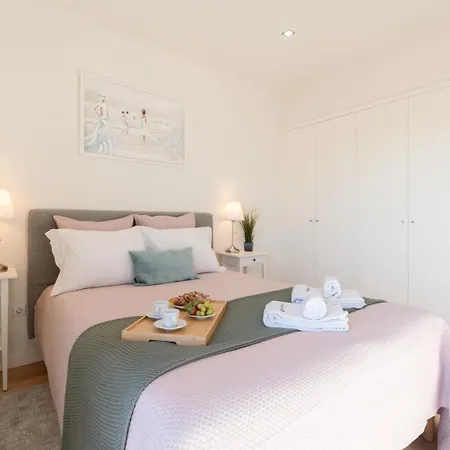 Hostwise - Bright & Spacious Retreat With Balcony Apartamento