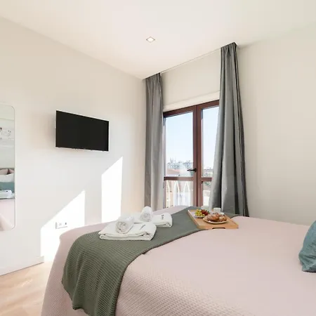 Host Wise - Bright & Spacious Retreat With Balcony
