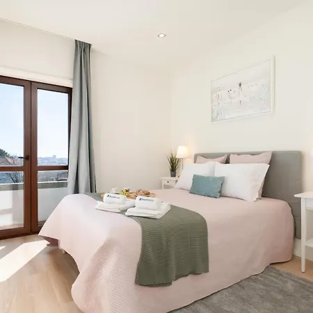Host Wise - Bright & Spacious Retreat With Balcony Apartment *