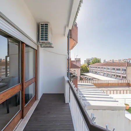 아파트 Bright & Spacious Retreat With Balcony By Hostwise