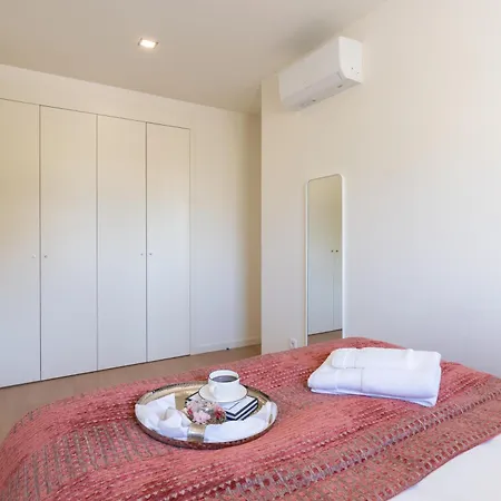 Bright & Spacious Retreat With Balcony By Hostwise Lejlighed