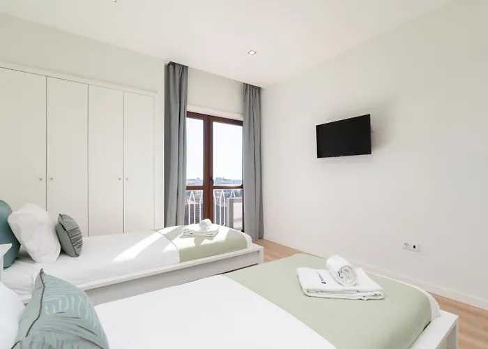 Bright & Spacious Retreat With Balcony By Hostwise