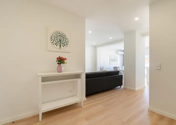 Bright & Spacious Retreat With Balcony By Hostwise Appartement