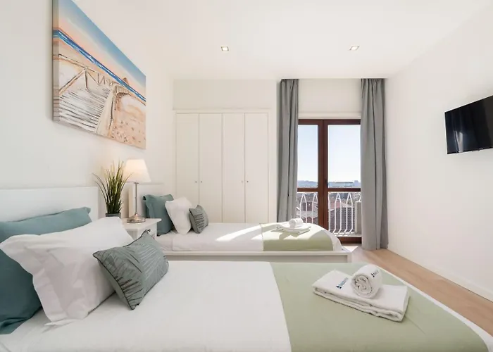 Bright & Spacious Retreat With Balcony By Hostwise *