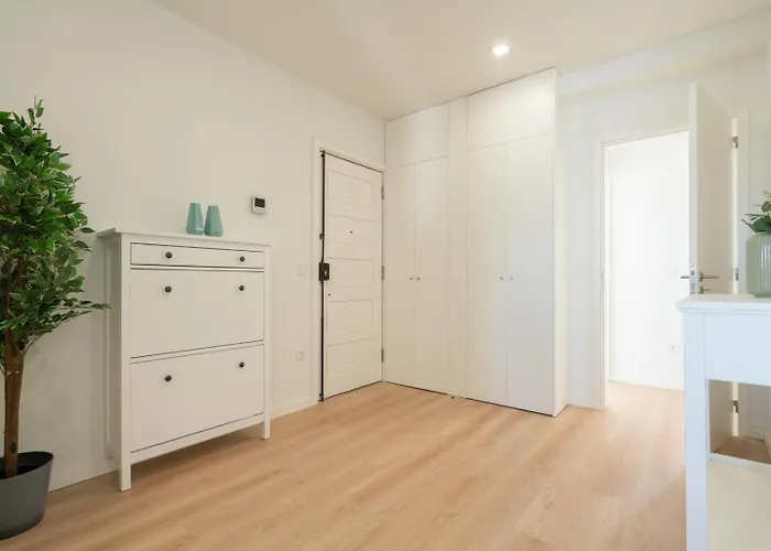 Appartement Bright & Spacious Retreat With Balcony By Hostwise *