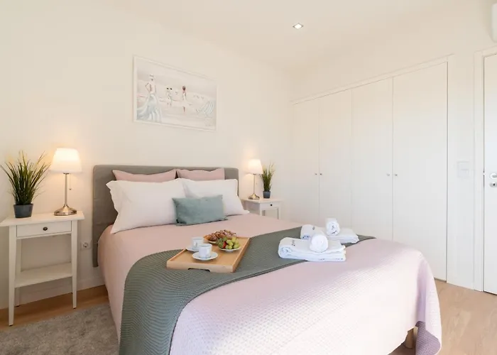 Bright & Spacious Retreat With Balcony By Hostwise Appartement