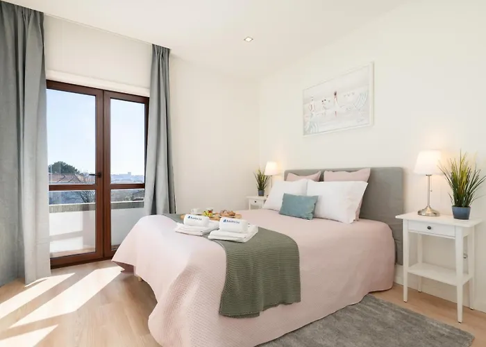 Bright & Spacious Retreat With Balcony By Hostwise Lejlighed *