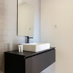 Daire Bright & Spacious Retreat With Balcony By Hostwise Porto