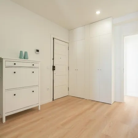 Daire Bright & Spacious Retreat With Balcony By Hostwise *