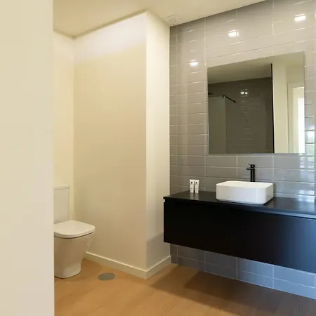Apartment Bright & Spacious Retreat With Balcony By Hostwise *
