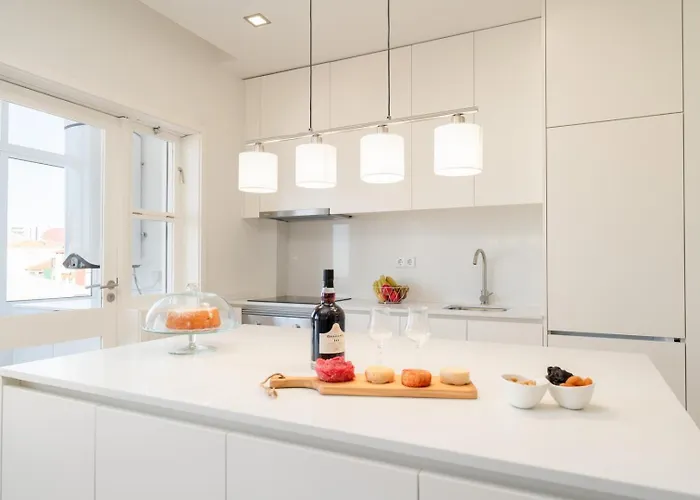 Bright & Spacious Retreat With Balcony By Hostwise Daire Porto