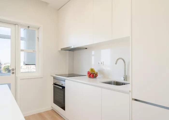 Daire Bright & Spacious Retreat With Balcony By Hostwise *