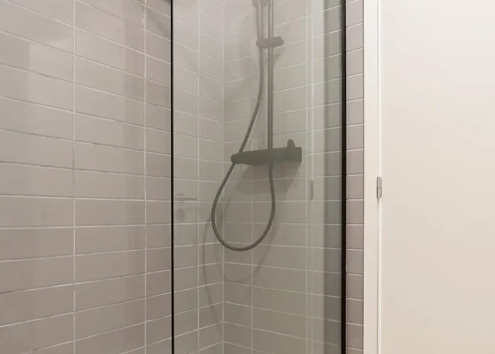 Daire Bright & Spacious Retreat With Balcony By Hostwise Porto