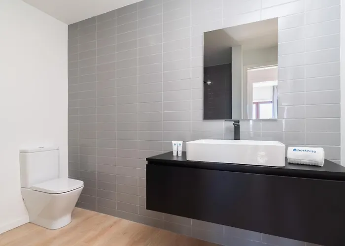 Bright & Spacious Retreat With Balcony By Hostwise Daire