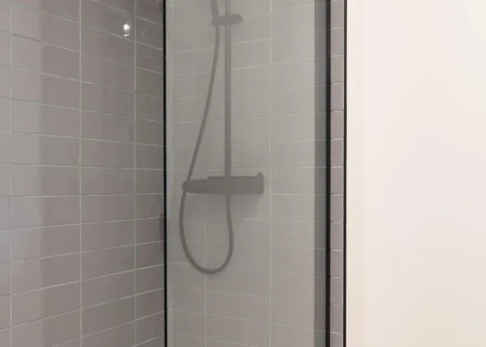 Daire Bright & Spacious Retreat With Balcony By Hostwise *