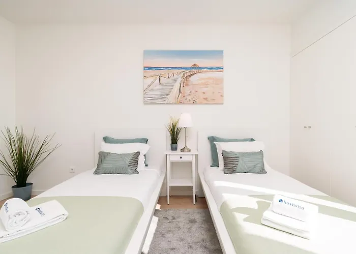 Bright & Spacious Retreat With Balcony By Hostwise Daire Porto