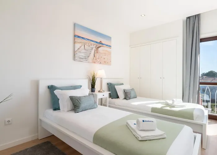 Bright & Spacious Retreat With Balcony By Hostwise Daire Porto