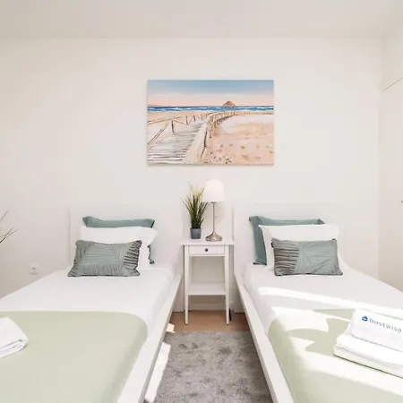 Bright & Spacious Retreat With Balcony By Hostwise Appartement Porto