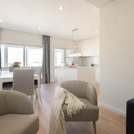 Bright & Spacious Retreat With Balcony By Hostwise * Πόρτο