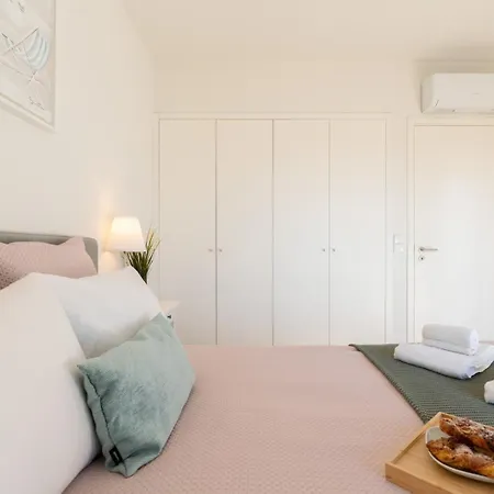 Bright & Spacious Retreat With Balcony By Hostwise Appartement Porto