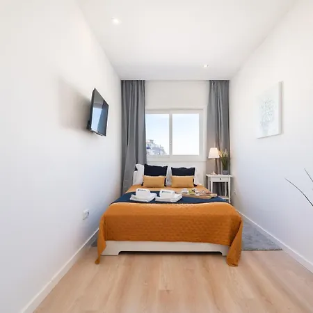 Bright & Spacious Retreat With Balcony By Hostwise * Πόρτο