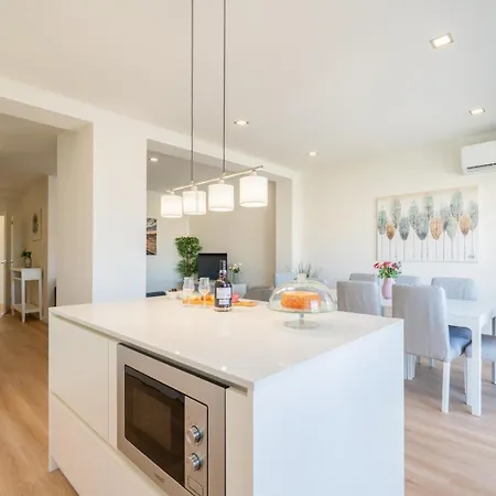 Appartement Bright & Spacious Retreat With Balcony By Hostwise *