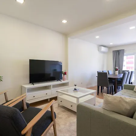 Bright & Spacious Retreat With Balcony By Hostwise Appartement *